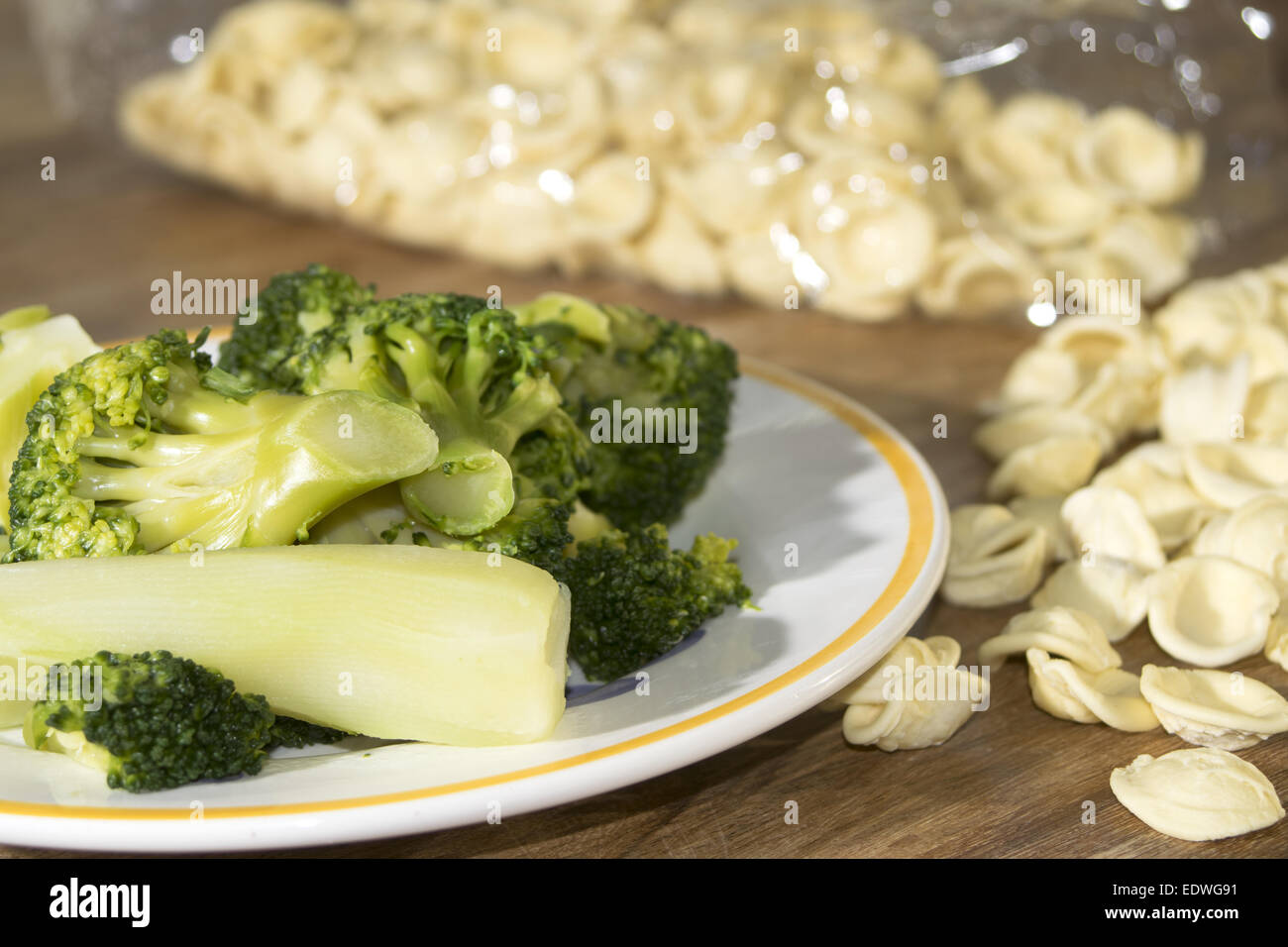leckere italienische Spezialität: Orecchiette typische Pasta Apuliens mit Brokkoli Stockfoto