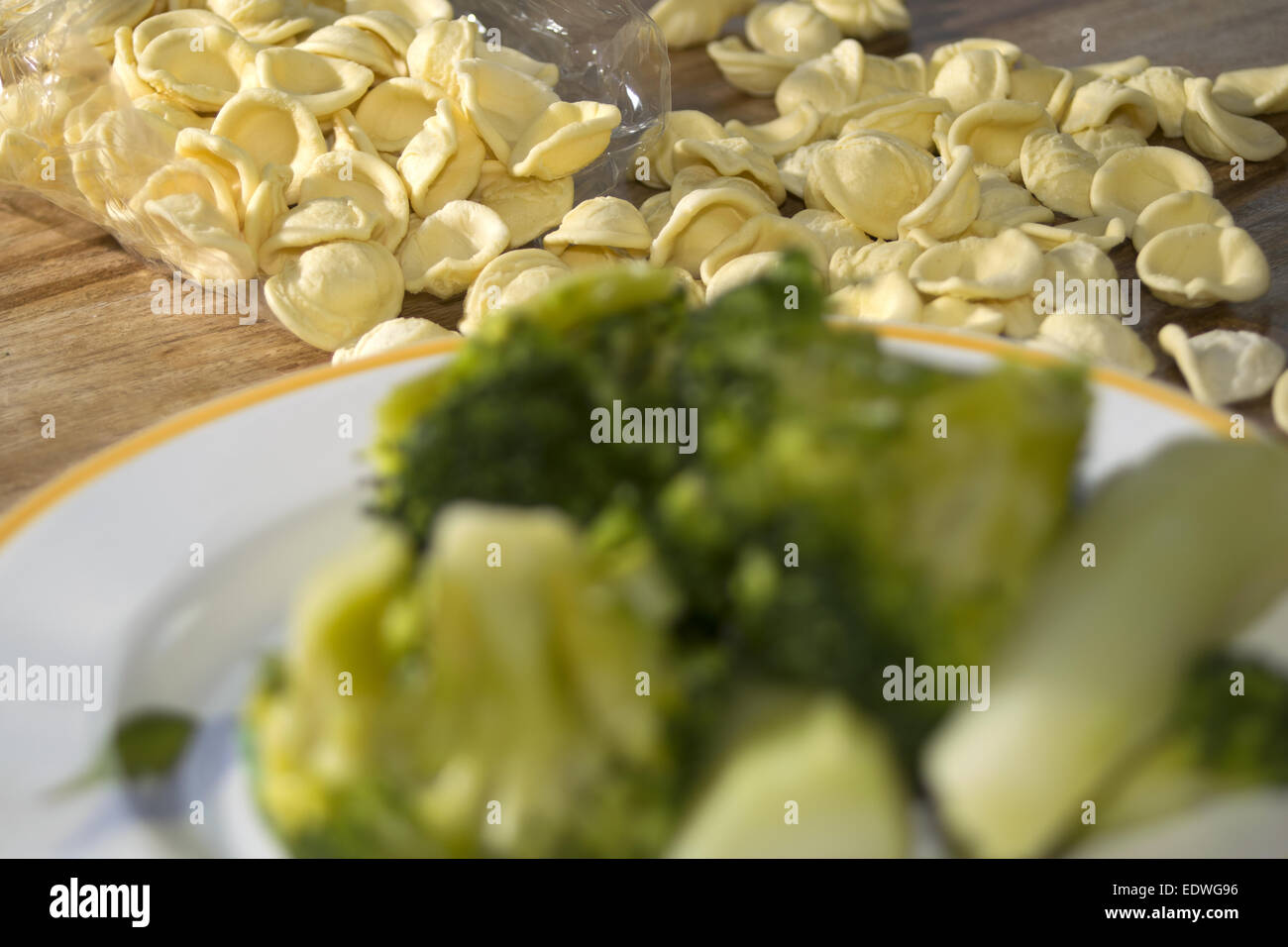 leckere italienische Spezialität: Orecchiette typische Pasta Apuliens mit Brokkoli Stockfoto