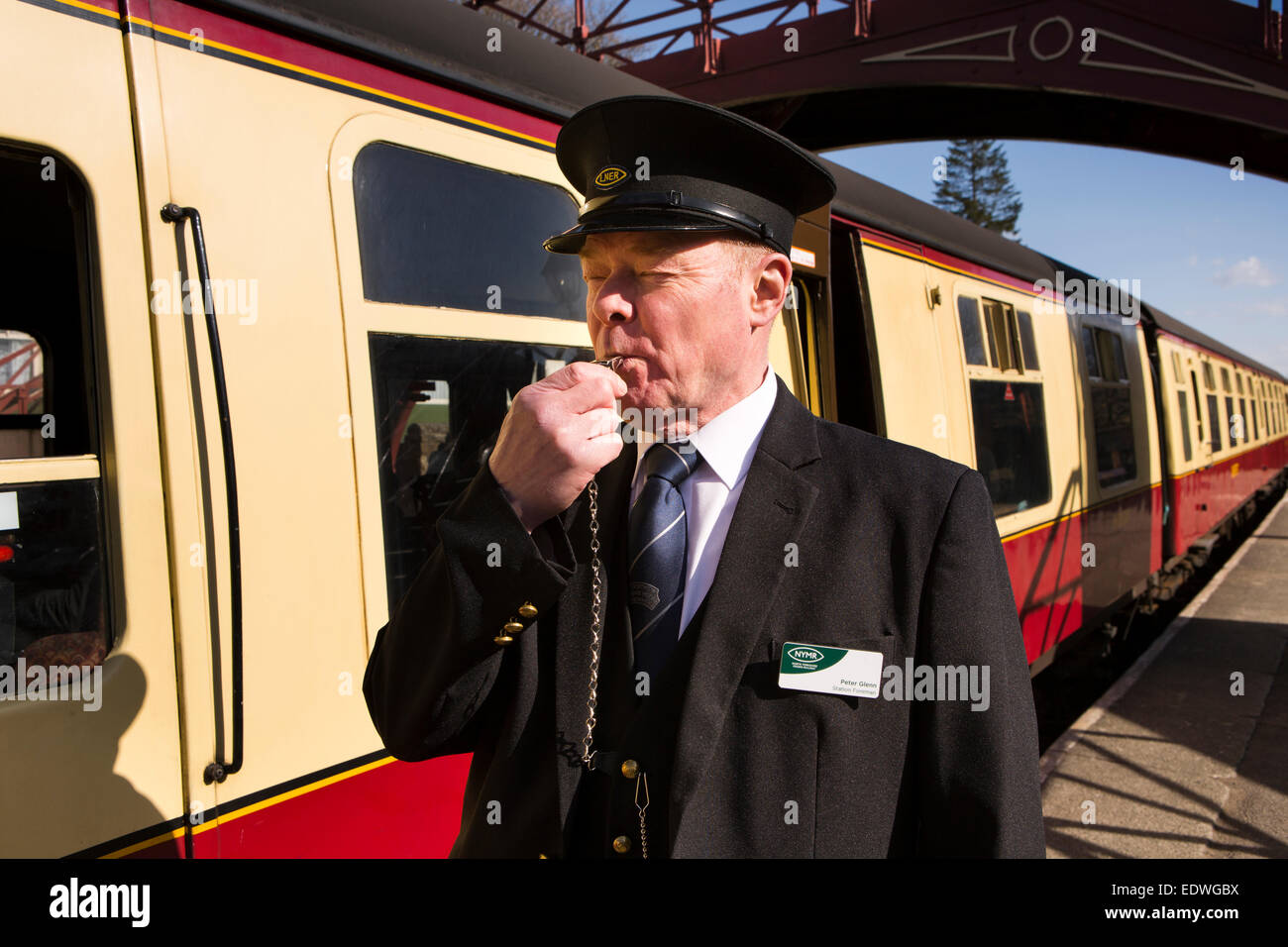 Großbritannien, England, Yorkshire, Goathland, North Yorkshire Moors Railway bewachen Peter Glenn, Pfeife bläst Stockfoto