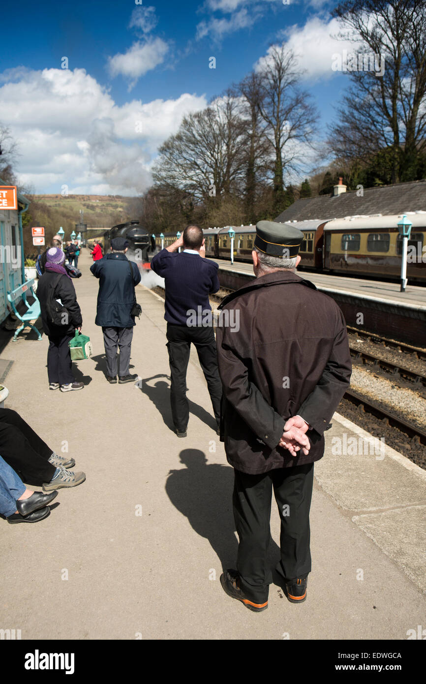 Großbritannien, England, Yorkshire, Grosmont, North Yorkshire Moors Railway Zug Ankunft am Bahnsteig Stockfoto