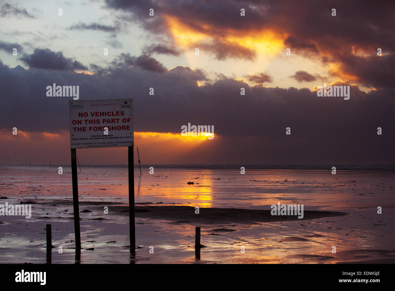 Southport, Merseyside, England 10. Januar 2014. "Keine Fahrzeuge" Warnzeichen und Beschränkungen für einen Teil der Vorland Formby Strand Sonnenuntergang in der Nähe von Ainsdale, Southport.  Bildnachweis: Mar Photographics/Alamy Live-Nachrichten Stockfoto