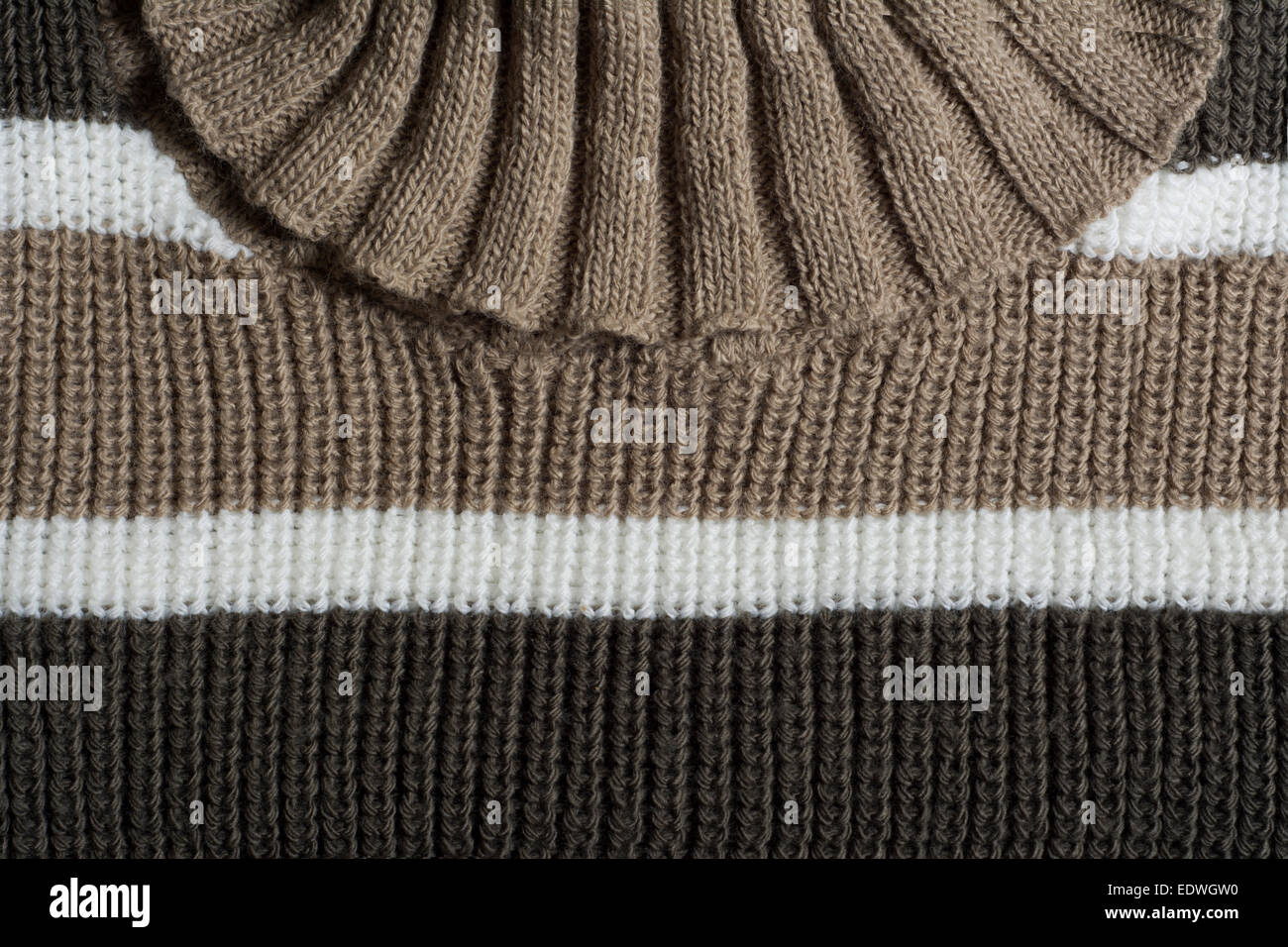 Swetter Wolle gestrickt, gestreift, Rollkragen, braun und weiß Stockfoto