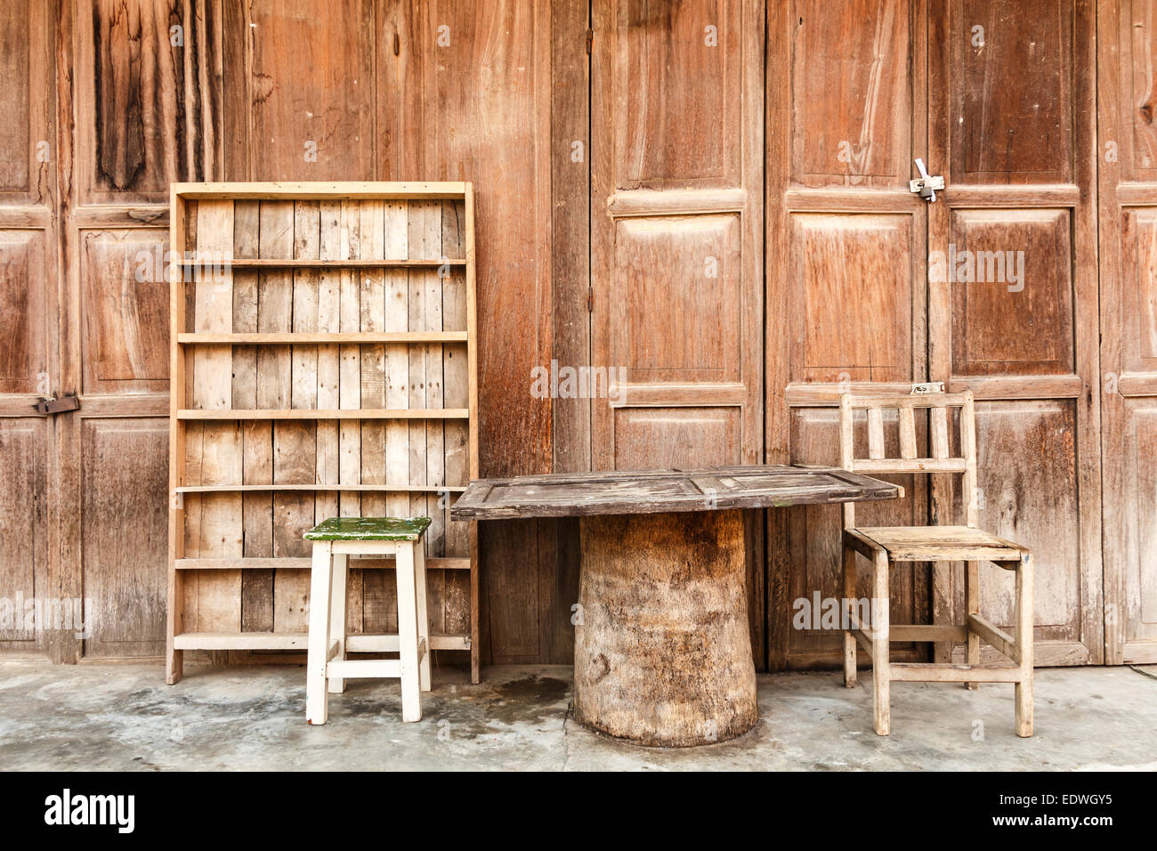 Holztisch, Stühle, Regal vor Holzhaus (Ländliches Motiv) bei Chiang Khan, Thailand Stockfoto