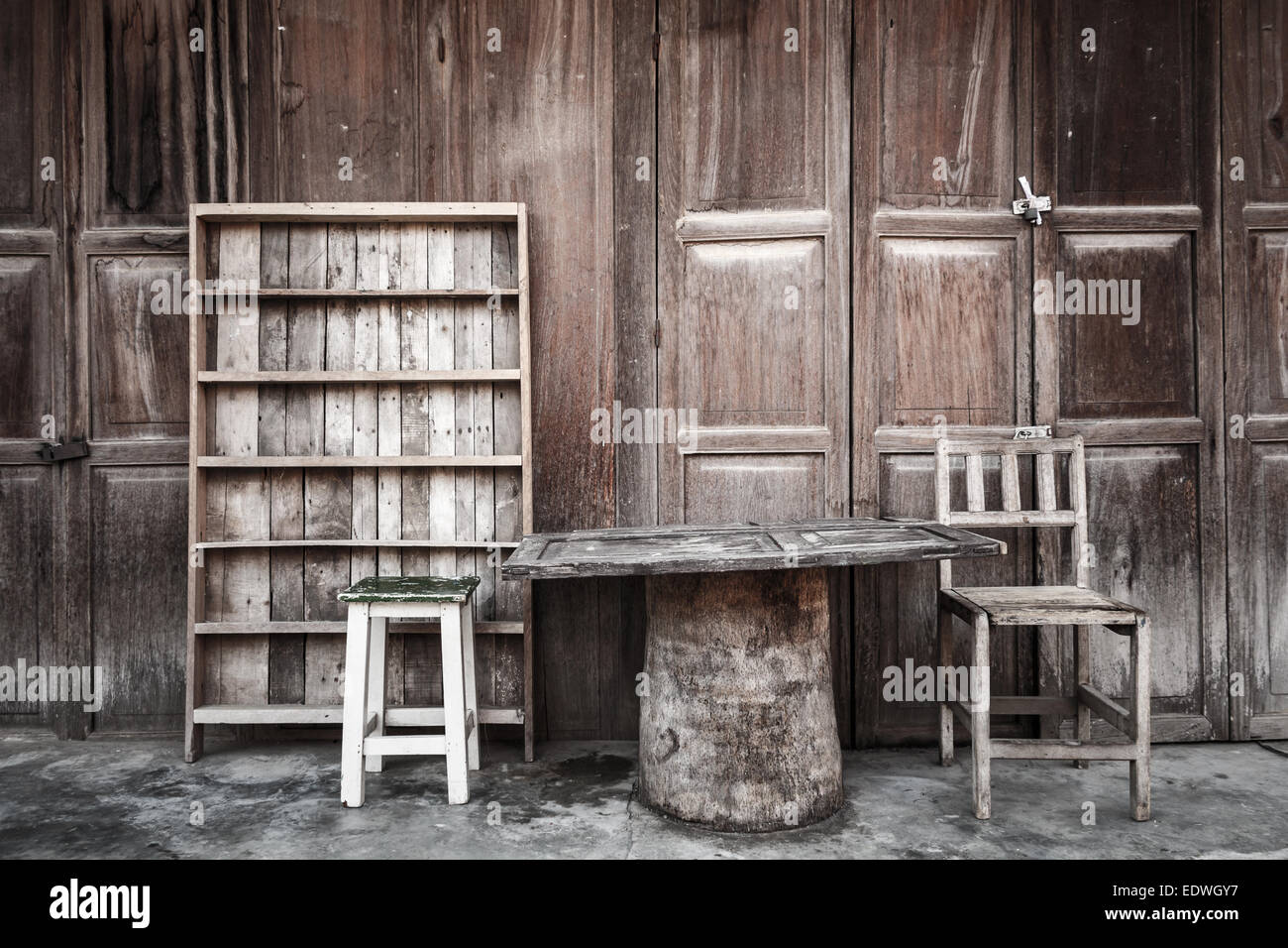 Holztisch, Stühle, Regal vor Holzhaus (Ländliches Motiv) bei Chiang Khan, Thailand (Vignette-Stil) Stockfoto