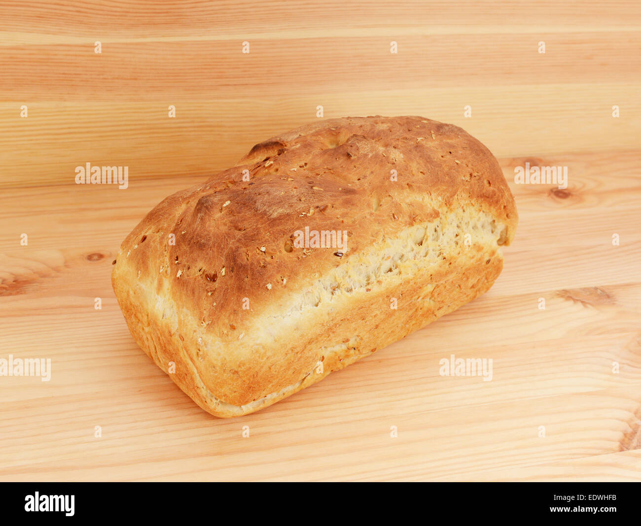 Frisch gebackenes Brot aus Hafer und Leinsamen Brot auf einem Holztisch Stockfoto