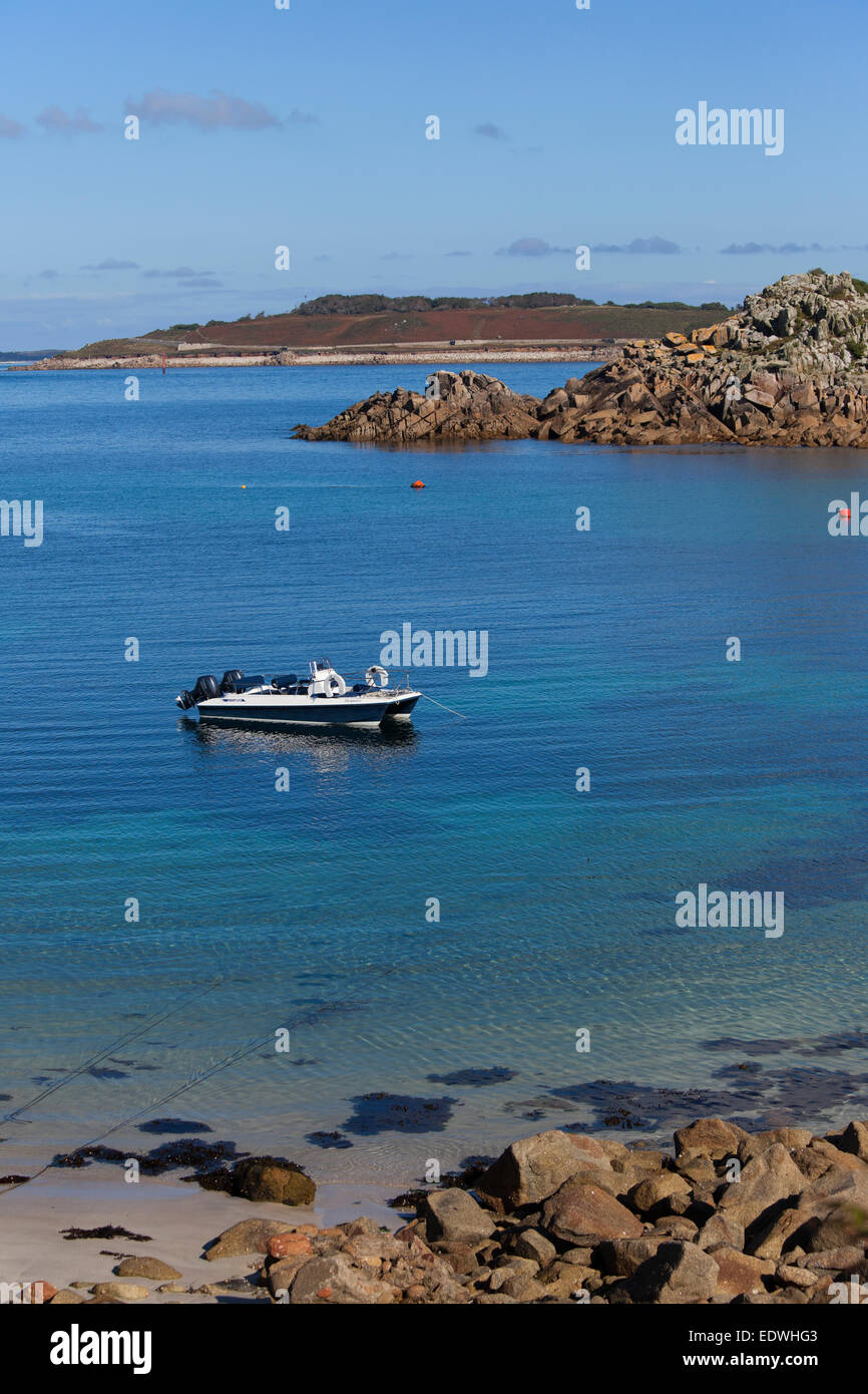 Kleines Motorboot gefesselt im St. Agnes Isles of Scilly Stockfoto