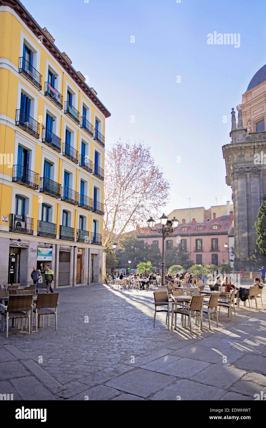 Antike Architektur und Terrasse zur Erholung, Nachbarschaft von "La Latina", Madrid, Spanien Stockfoto