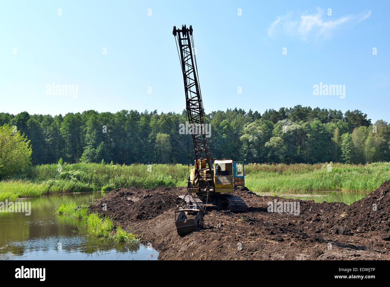 Alten Seilbagger Bergbau den Torf auf dem Sumpf Stockfoto