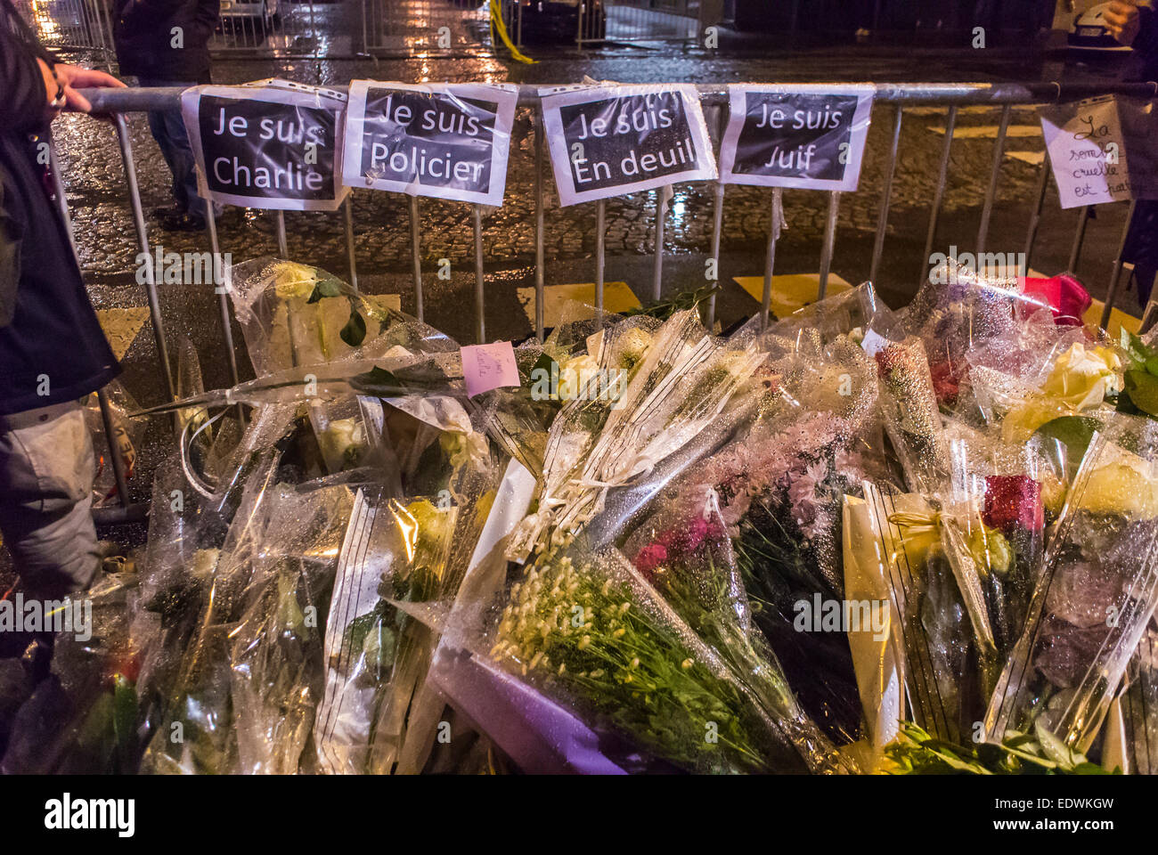 Paris, Frankreich. Demonstration gegen den Terrorismus, nach dem Schuss Angriff auf die jüdische Supermarché Kosher Memorial Trauer Blumen auf der Straße. „Je Suis Charlie“-Schilder Stockfoto