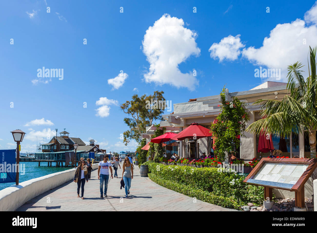 Waterfront-Restaurants auf der Embarcadero an Seaport Village, Marina District, San Diego, Kalifornien, USA Stockfoto