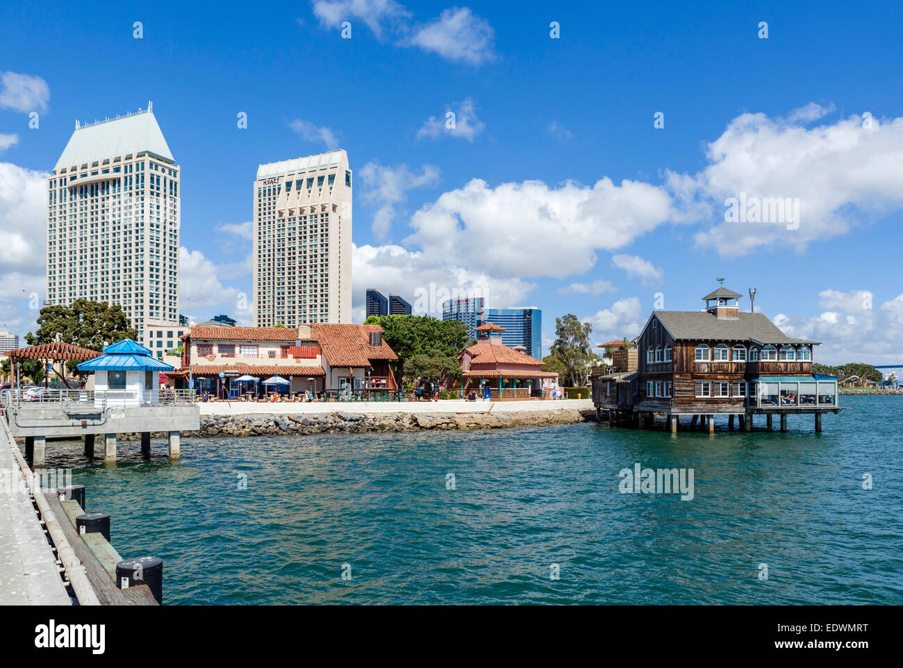 Die Embarcadero am Seaport Village mit Blick auf Pier Cafe und Hotels runden Convention Center, San Diego, Kalifornien, USA Stockfoto