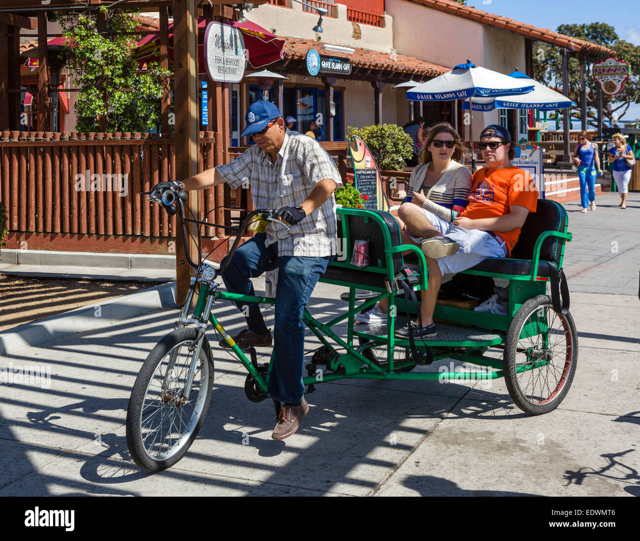 Fahrradrikscha auf der Embarcadero in Seaport Village, Marina District, San Diego, Kalifornien, USA Stockfoto