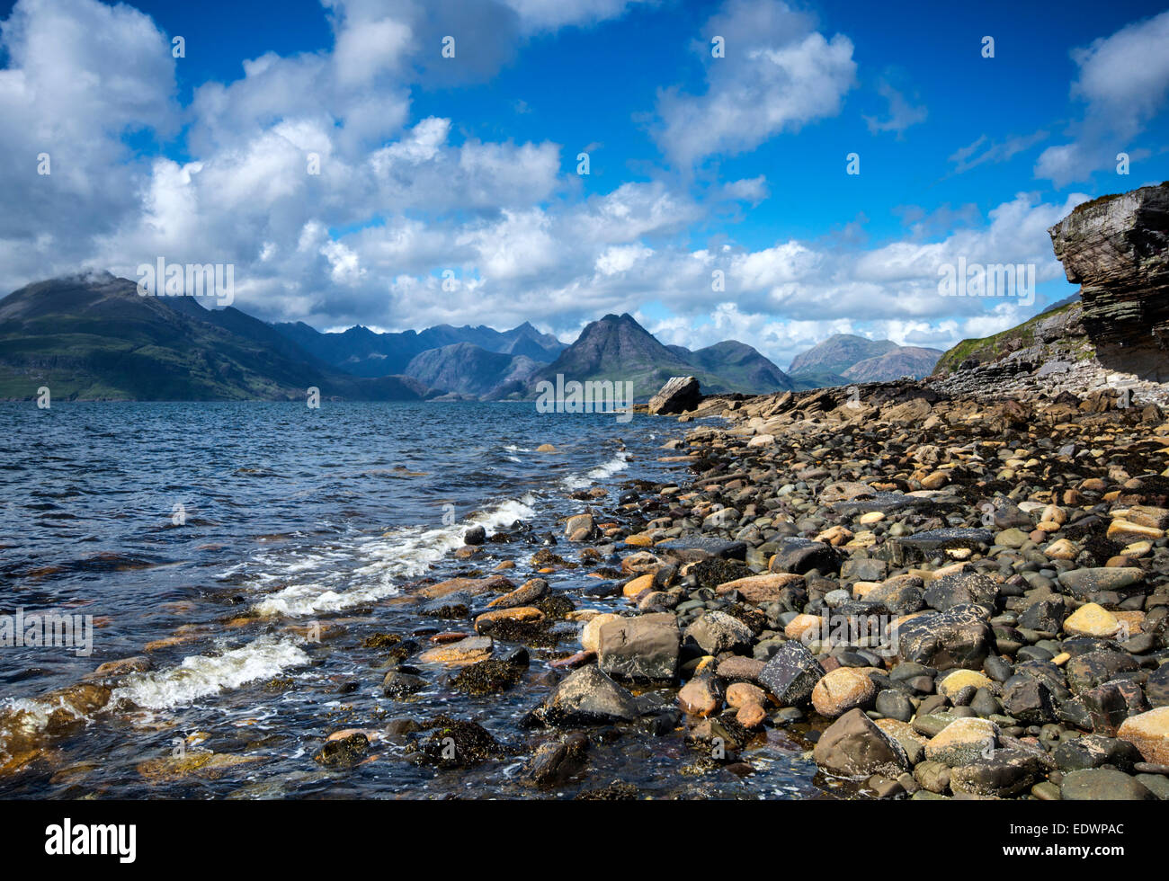 Blick in Richtung der Black Cuillin Berge über Loch Scavaig vom Strand bei Elgol auf der Isle Of Skye, Schottland, UK Stockfoto