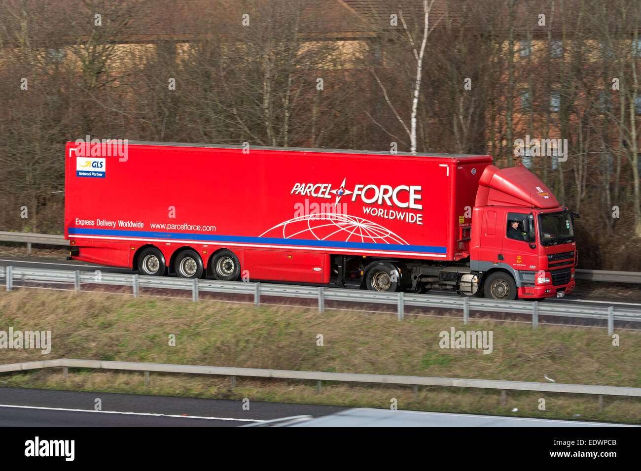 DAF Parcelforce artikuliert LKW Autobahn M40 bei Warwick, UK Stockfoto