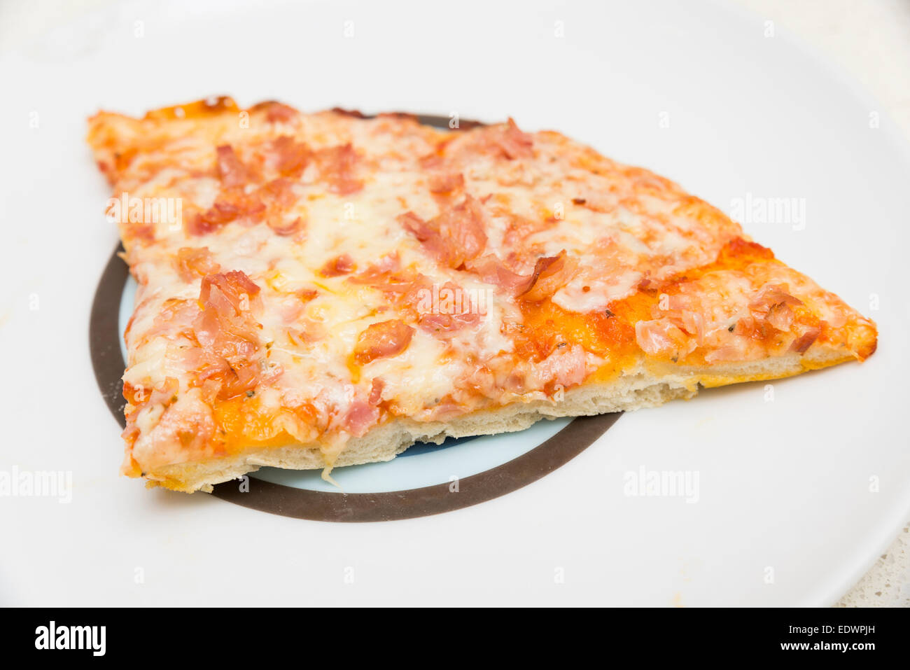 Vorbereitung der Pizzateig mit Käse auf dem Tisch Stockfoto