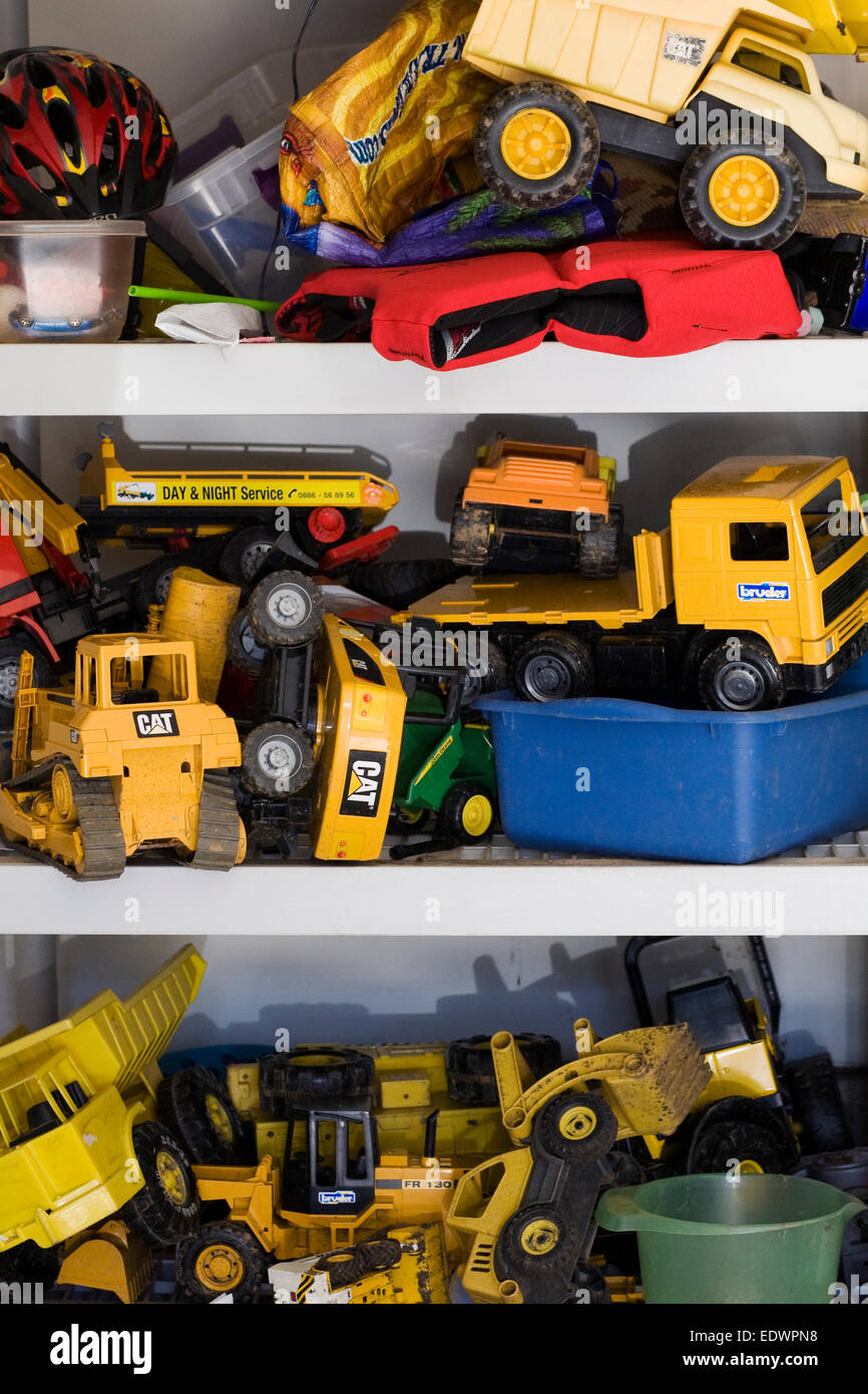 LKW und Bagger für die Verwendung im Garten. Kinderspielzeug. Stockfoto