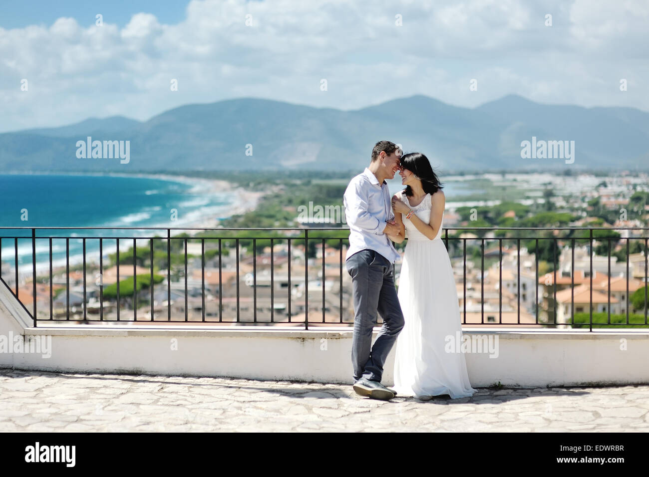 glückliche Braut und Bräutigam lächelnd nach ihrer Hochzeit in Italien Stockfoto