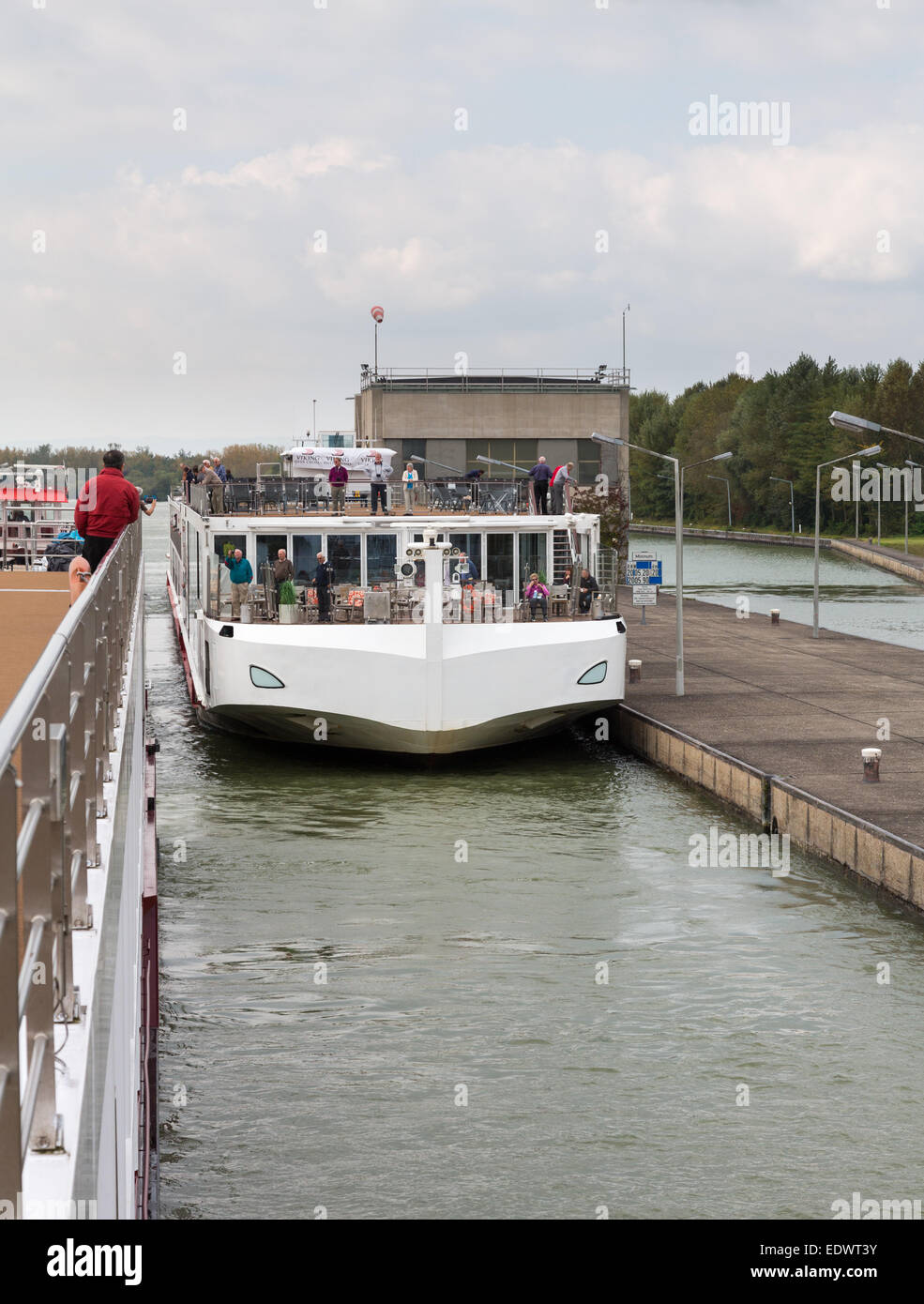 Kreuzfahrt Schiff und Fracht Boot in die großen Schleusen auf der Donau in der Nähe von Altenworth, Österreich Stockfoto