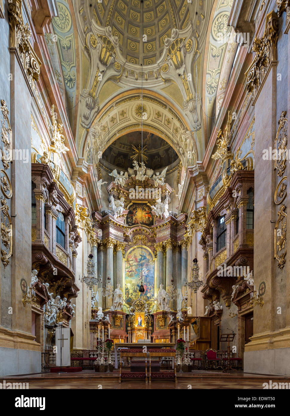 Altar und Interieur der katholischen Pfarrkirche St. Peters in der ... Altar und Interieur der katholischen Pfarrkirche St. Peters in der ...