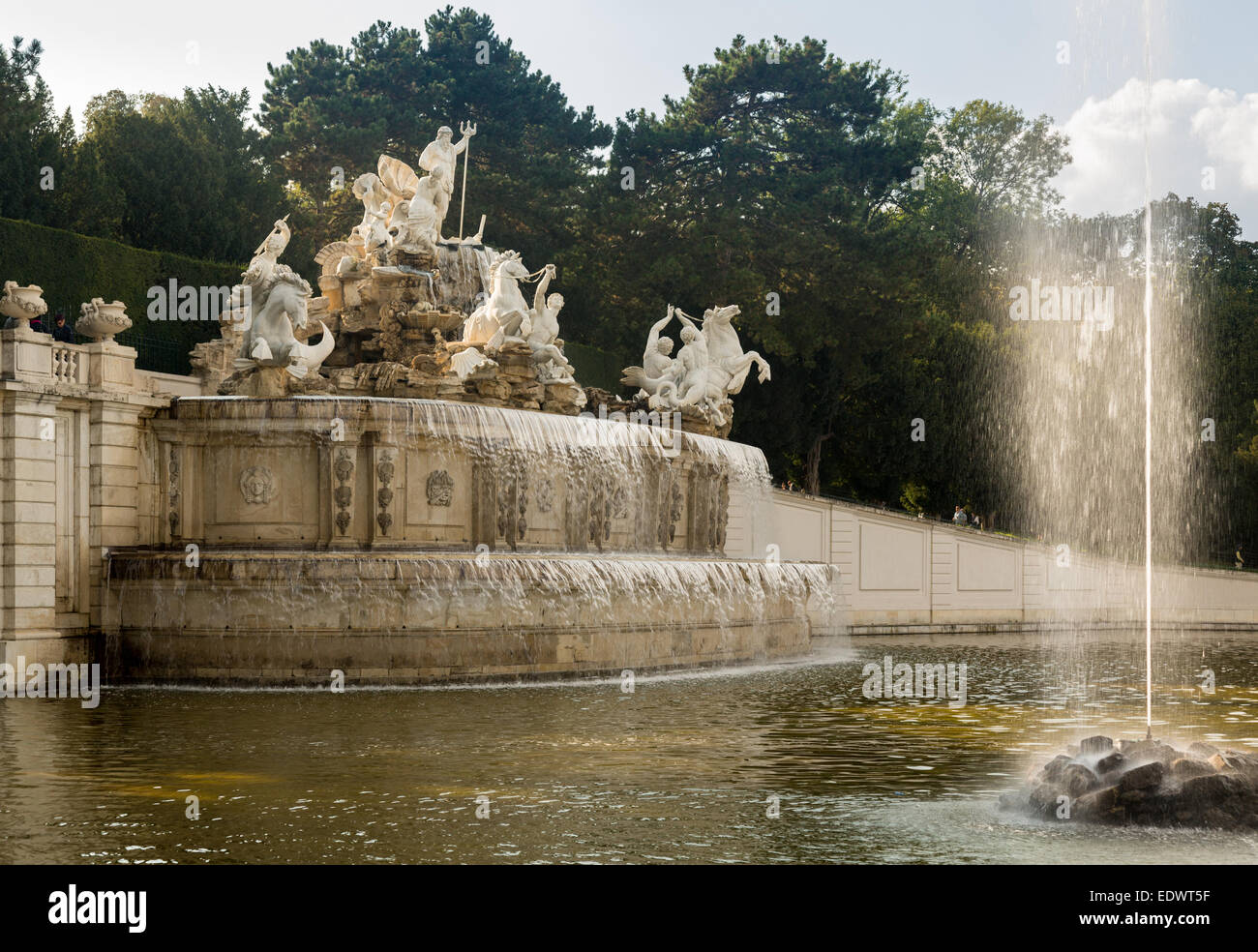 Brunnen und Statue in den Gärten von Schloss Schönbrunn in Wien, Österreich Stockfoto