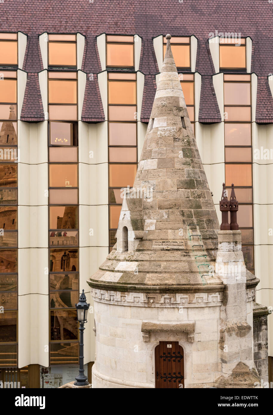 Detail der alten traditionellen Burg Turm vor Hilton Hotel in Burg Stadtteil Buda, Budapest, Ungarn Stockfoto