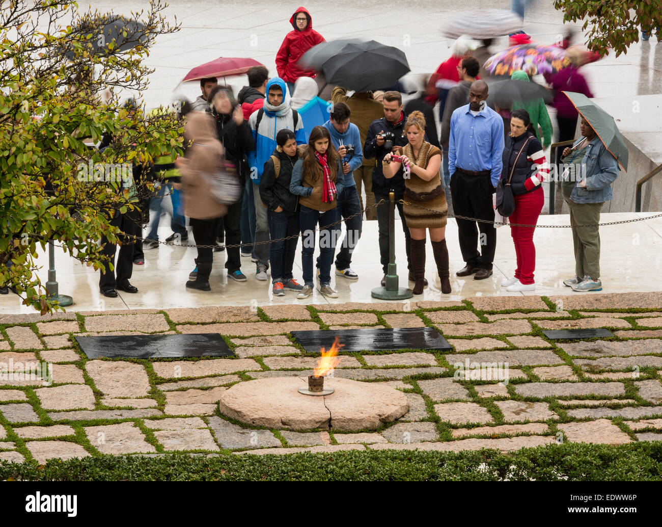 Touristen im Regen Fotografieren an der ewigen Flamme Gedenkstätte zu Präsident John f. Kennedy in Arlington Cemetery in der Nähe von Washingt Stockfoto