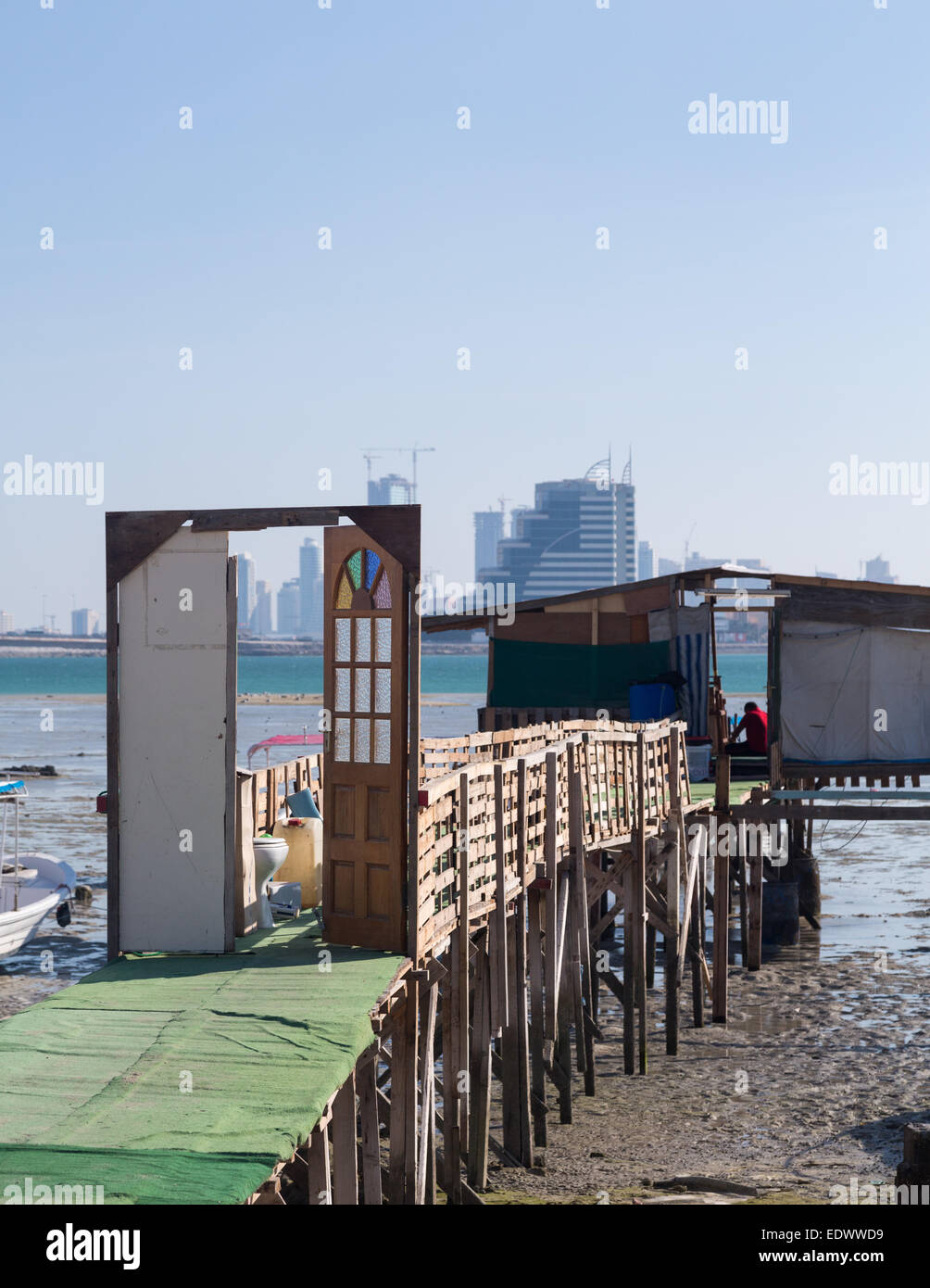 Marode Fishermans Hütte oder Hütte am Ufer mit Blick auf Manama, Bahrain, Naher Osten Stockfoto