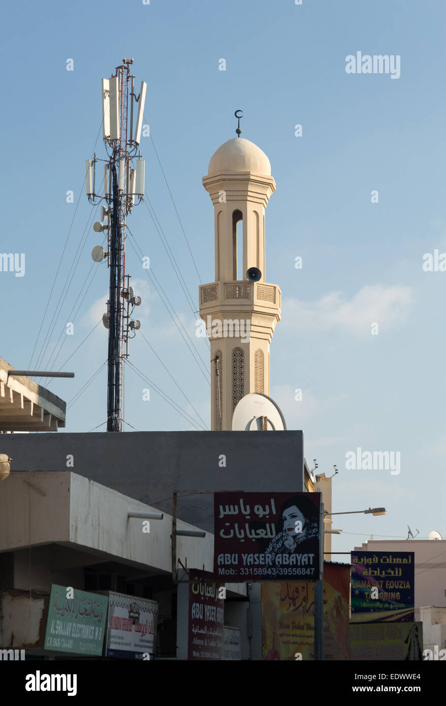 Alte und neue mit Minarett und Handy Turm in Al Muharraq, Bahrain, Naher Osten Stockfoto