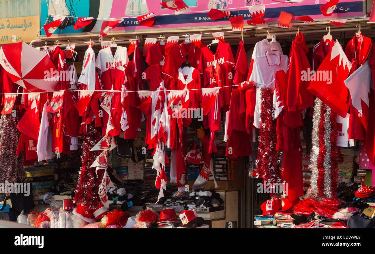 Nationalfarben rot und weiß auf Shirts hängen im Store in Muharraq, Bahrain, Naher Osten Stockfoto