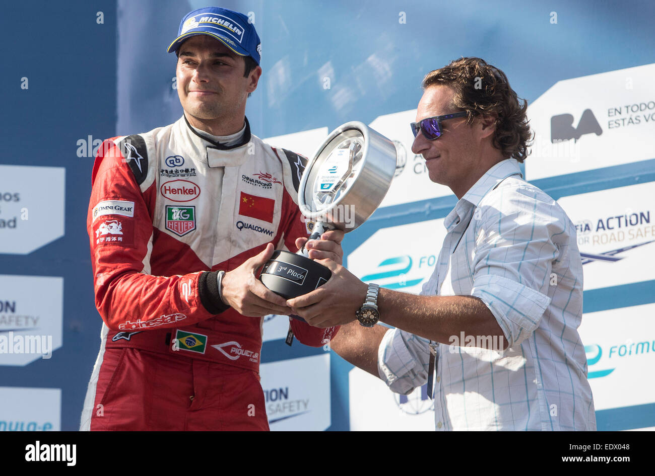 Buenos Aires, Argentinien. 10. Januar 2015. Tennis-Spieler David Nalbandian (R) vergibt den Drittplatzierten Gewinner brasilianische pilot Nelson Piquet Jr. von China Racing Team während der Verleihung des während der Preisverleihung nach gewann den ersten Platz der Formel E Grand Prix auf dem Stadtkurs in der Stadt Buenos Aires, Argentinien, am 10. Januar 2015. © Martin Zabala/Xinhua/Alamy Live-Nachrichten Stockfoto