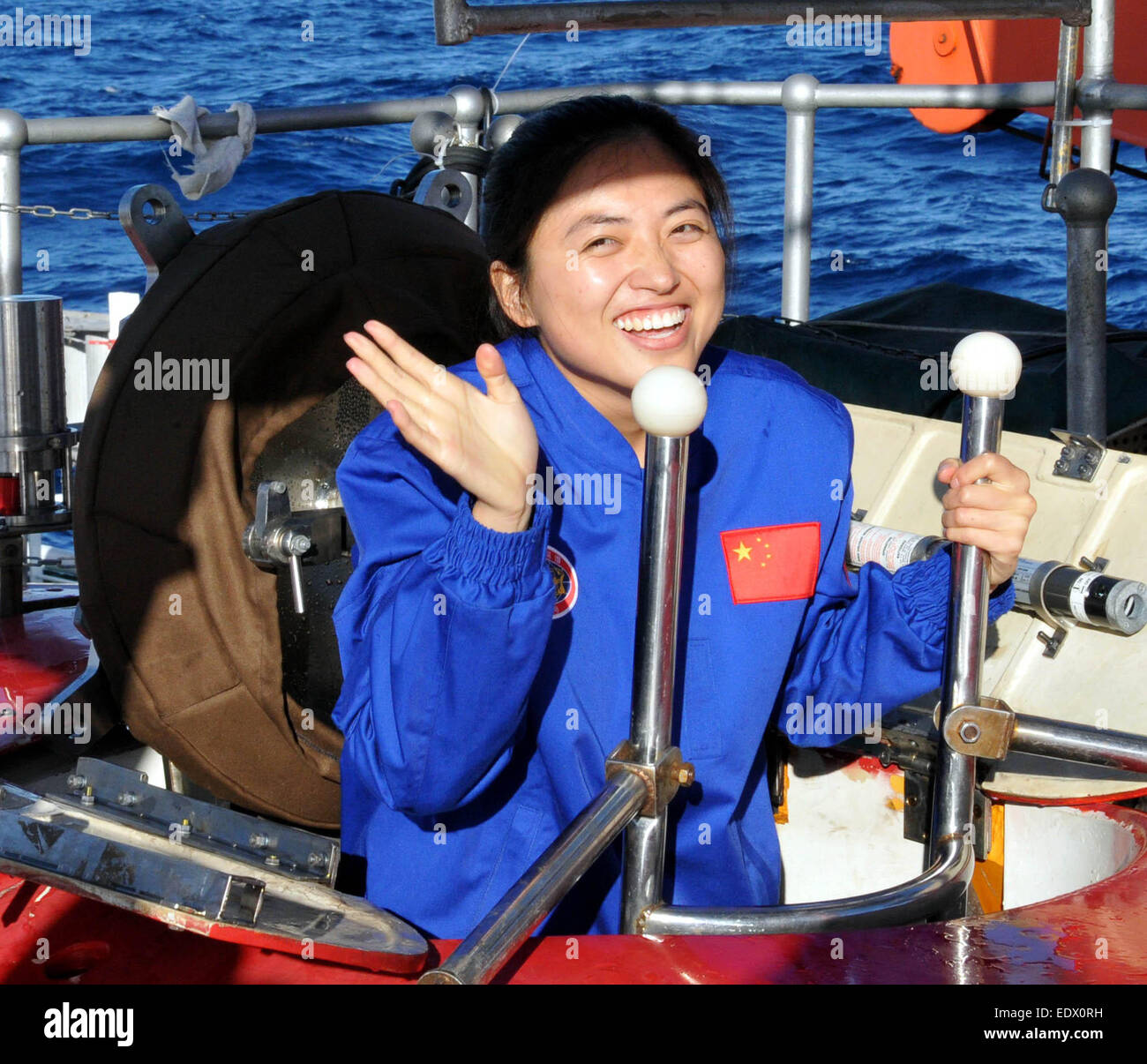 (150111)--an Bord XIANGYANGHONG 09, 11. Januar 2015 (Xinhua) - Pilot Trainee Zhang Yi Wellen, wie sie aus der Jiaolong, Chinas Tiefsee bemannten Tauchboot, im Südwesten des Indischen Ozeans, 10. Januar 2015 kommt. Zhang Yi, Chinas erste weibliche pilot Ausbildung zur Tiefsee bemannten Sub, tauchte am Samstag als Copilot mit Jiaolong. China in 2013 sechs Flugschüler für Tiefsee bemannten Sub aus 130 Kandidaten rekrutiert und zwei der sechs weiblich sind. (Xinhua/Zhang Xudong) (Angeles) Stockfoto