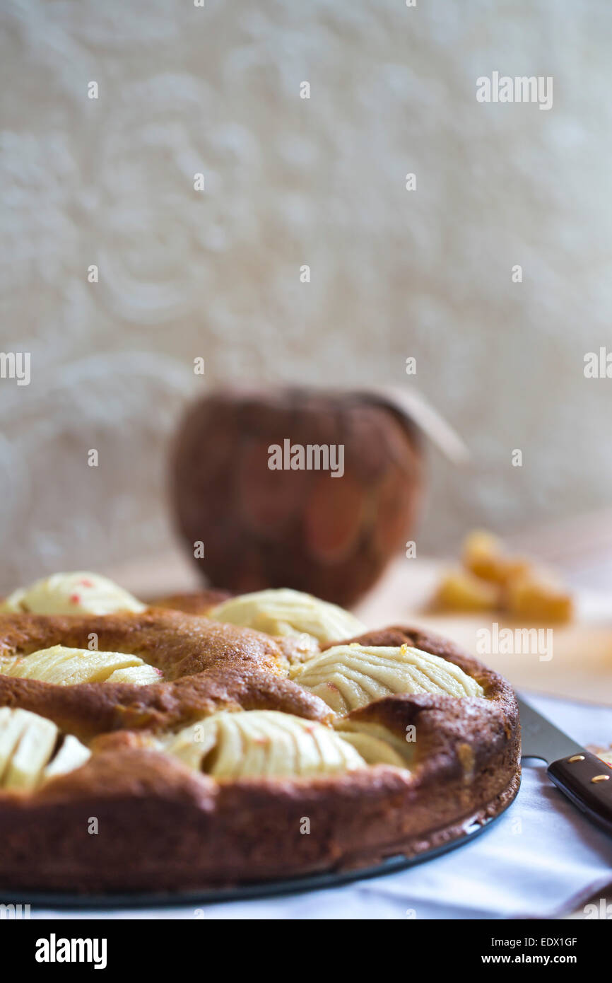 hausgemachter Apfelkuchen mit Ingwer mit neutralen Farbtönen auf Tisch Stockfoto