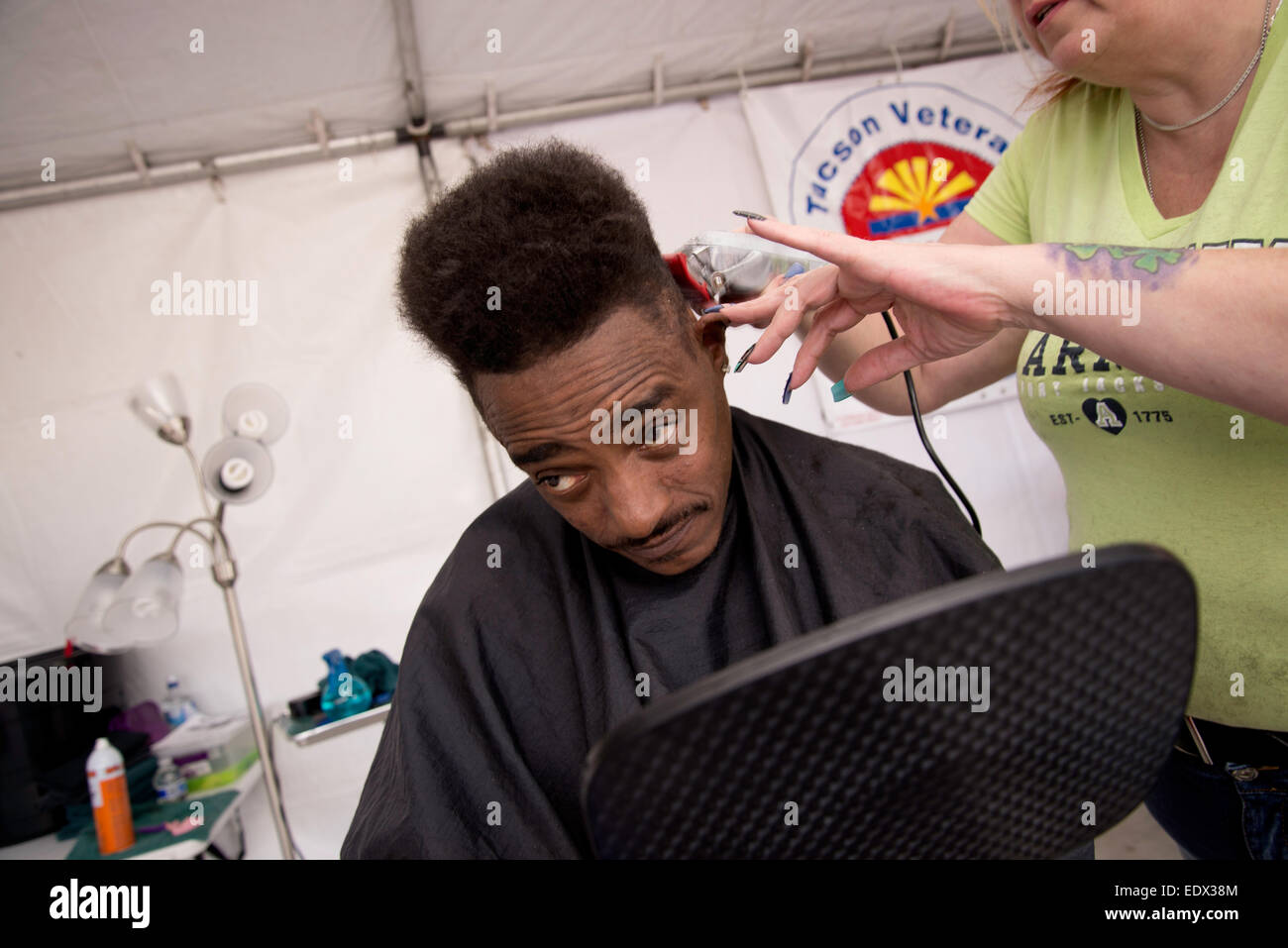 Tucson, Arizona, USA. 10. Januar 2015. Obdachlose US-Militärs im Ruhestand erhalten medizinischen Versorgung, Kleidung und Pflege am 16. halbjährlichen Stand Down Event veranstaltet von Tucson Veteranen dienen Veteranen.  Die US Abteilung von Gehäuse und städtische Entwicklung schätzungsweise im Januar 2014 49.933 amerikanischen Militärs im Ruhestand sind obdachlos.  Clifton Maye ist ein Veteran der US-Armee und ist obdachlos.   Bildnachweis: Norma Jean Gargasz/Alamy Live-Nachrichten Stockfoto