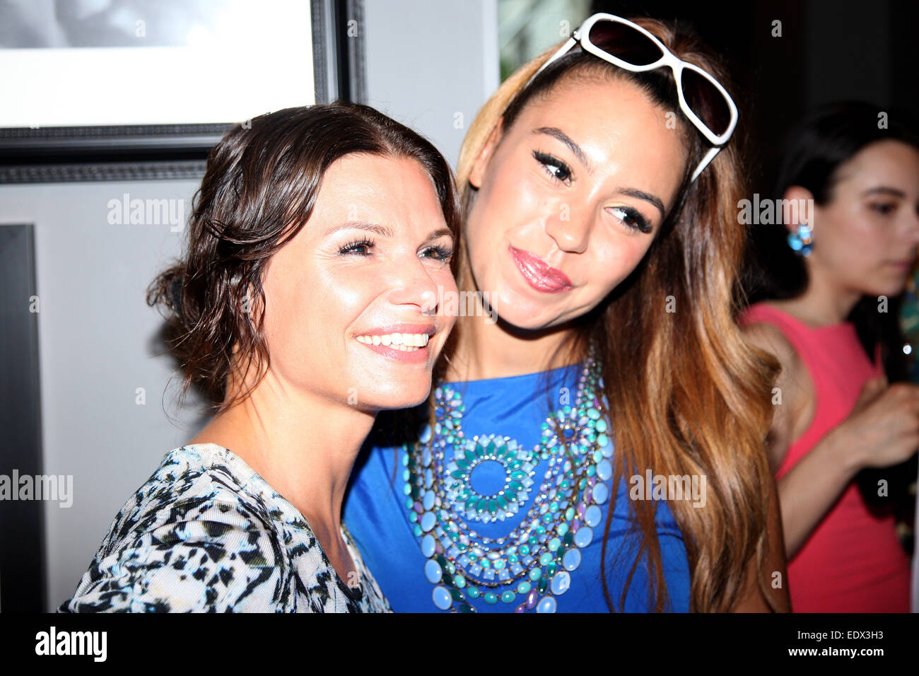 Guido Maria Kretschmer Einleitung seiner Design-Partnerschaft mit S.T.Dupont während der Mercedes-Benz Fashion Week Berlin Frühjahr/Sommer 2015 am Catwalk Bar.  Mitwirkende: Ronja Hilbig, Tabea Heynig wo: Berlin, Deutschland bei: 8. Juli 2014 Stockfoto