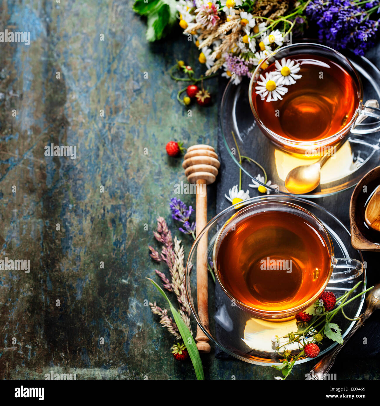 Kräutertee mit Honig, wilde Beeren und Blumen auf hölzernen Hintergrund Stockfoto
