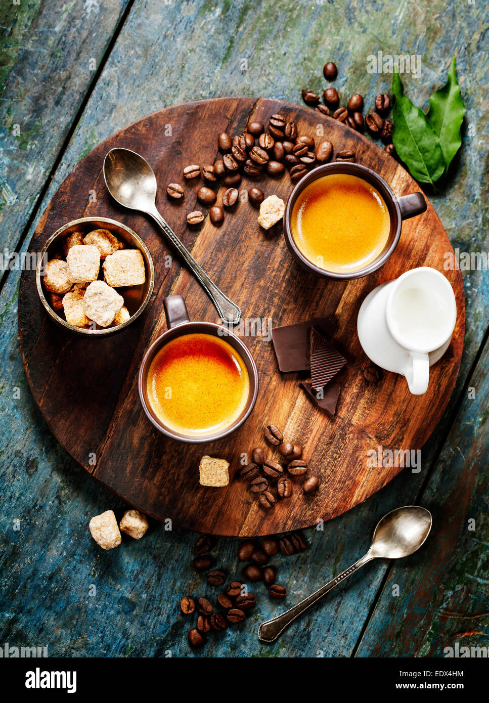 Kaffee-Komposition auf hölzernen rustikalen Hintergrund Stockfoto