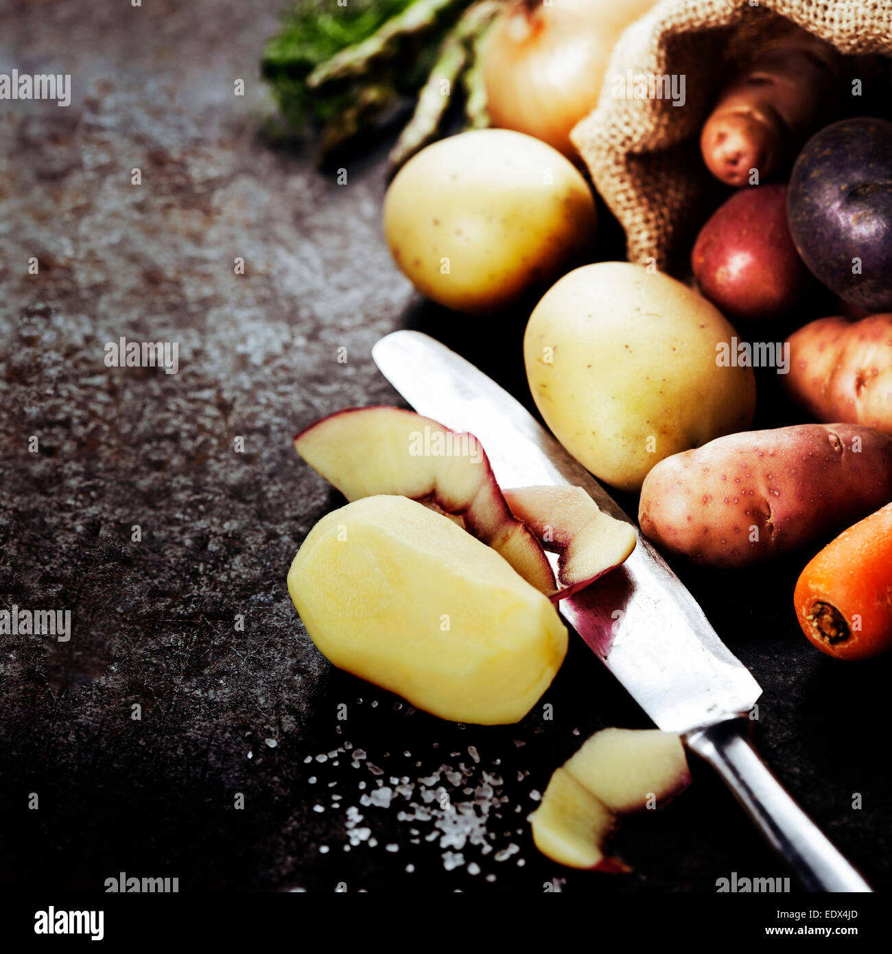 Frisches Gemüse (Kartoffel, Zwiebel, Karotte) bereit für das Kochen. Gesundheit, vegetarische Kost oder Koch-Konzept. Frisches Bio-Gemüse Stockfoto