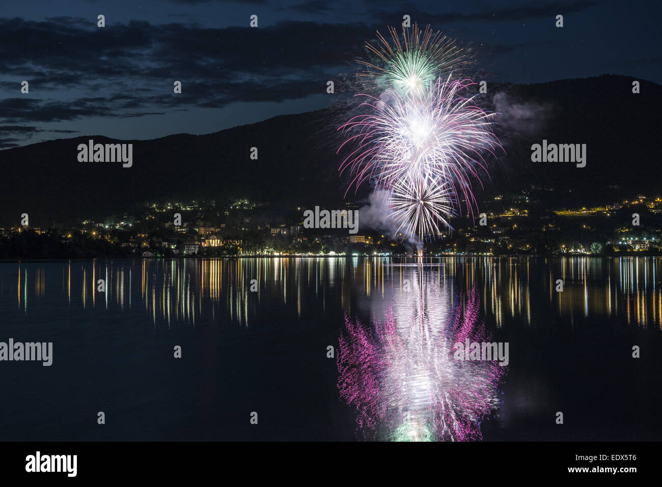 Feuerwerk auf dem Lago di Varese an einem Sommerabend, Gavirate - Varese Stockfoto