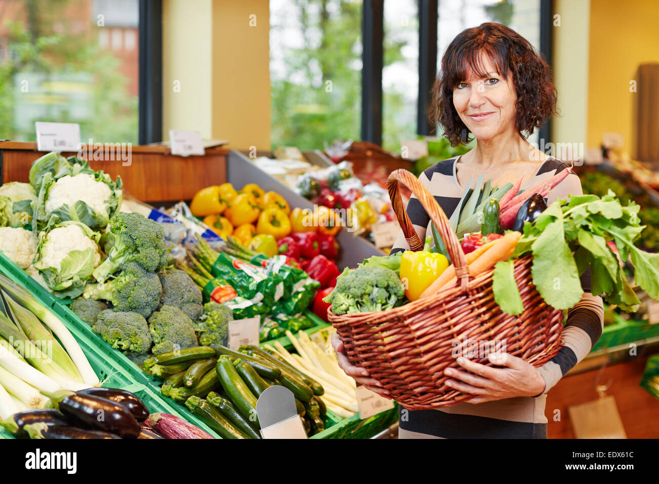 Lächelnde Seniorin frisches Gemüse im Supermarkt kaufen Stockfoto