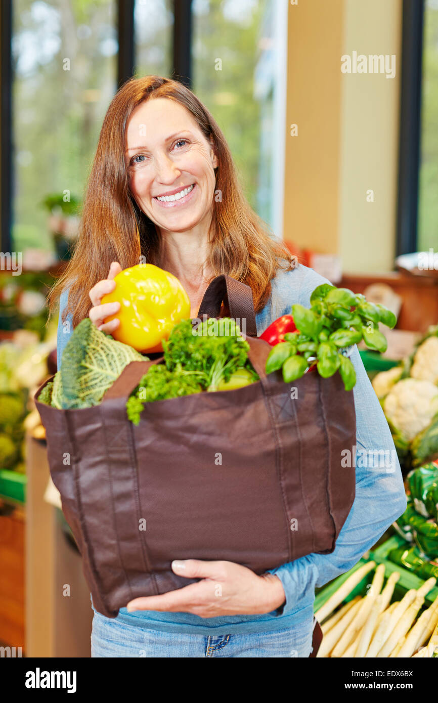Lächelnde Frau für Gemüse in einem Supermarkt einkaufen Stockfoto
