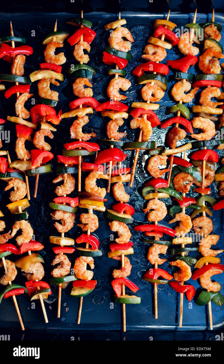 Teriyaki-Garnelen-Spieße auf Backblech Stockfoto