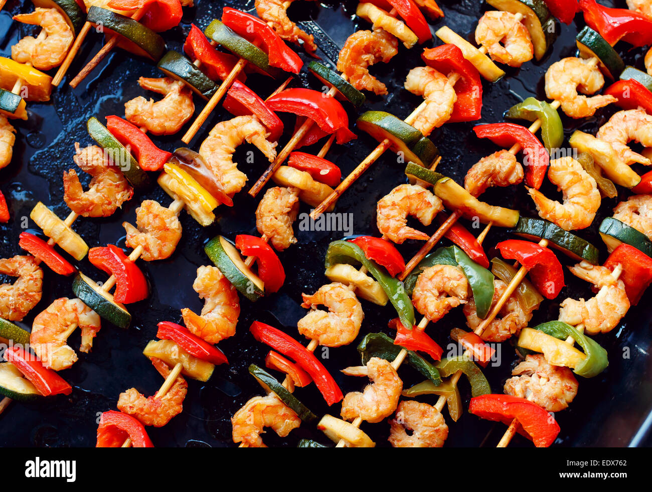 Garnelen-Spieße auf schwarzen backen, diagonal Stockfoto