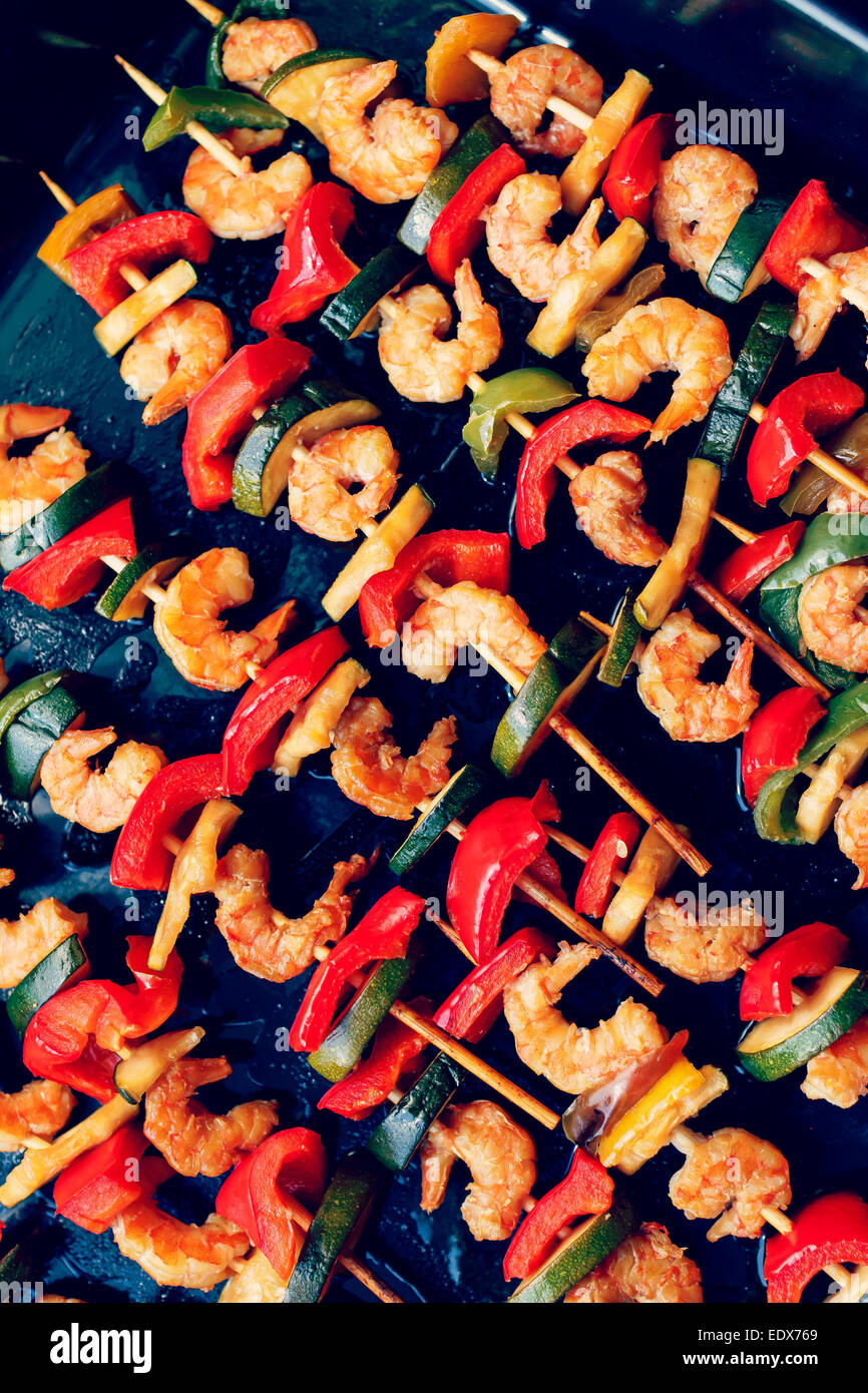 Garnelen-Spieße auf schwarzen backen, diagonal Stockfoto