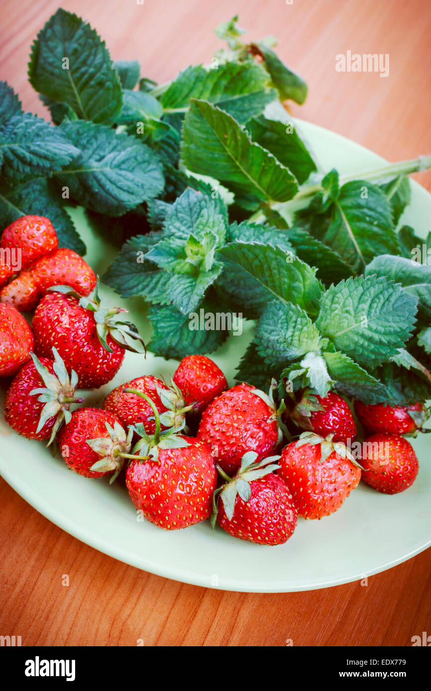Erdbeeren und Minze Blätter Stockfoto