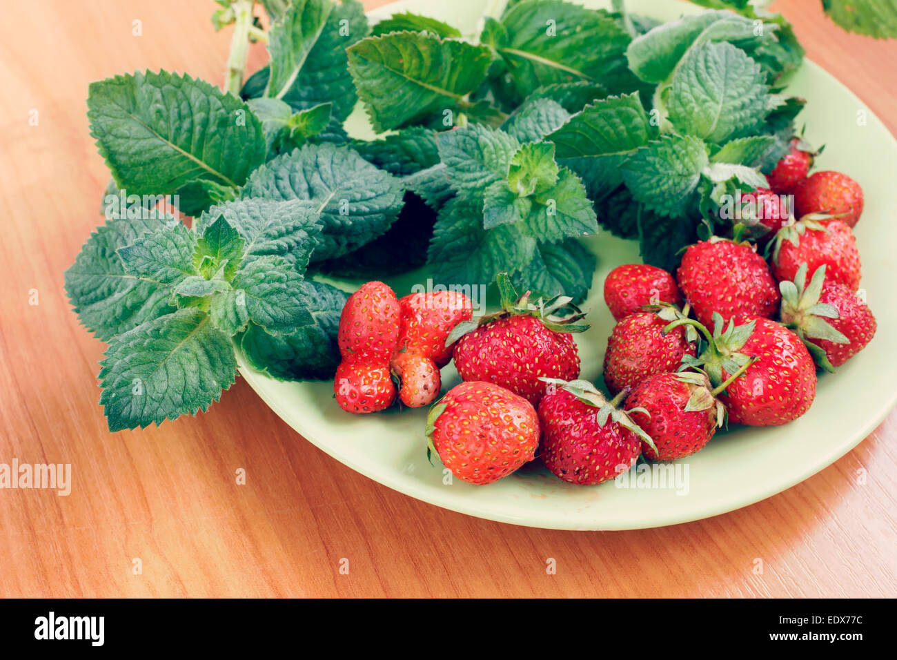 Erdbeeren und Minze auf die Teller grün Stockfoto