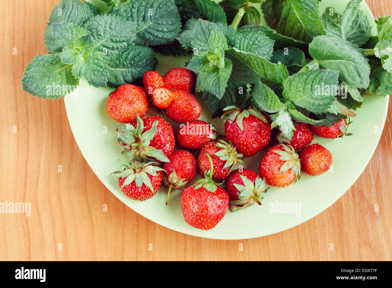 Erdbeeren und Minze Blätter Stockfoto