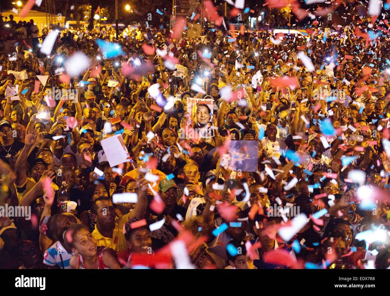 Santo Domingo, Dominikanische Republik. 10. Januar 2015. Die Menschen begrüßen dominikanischer Baseballspieler Pedro Martinez in der Eugenio Maria de Hostos Park in Santo Domingo, Hauptstadt der Dominikanischen Republik, am 10. Januar 2015. Der Dominikanische Krug Pedro Martinez wurde kürzlich gewählt, geben die Baseball Hall Of Fame der USA, eine der höchsten Auszeichnungen in dieser Sportart, gefolgt von mehr als 500 Millionen Menschen auf der ganzen Welt vergeben. © Fran Afonso/Xinhua/Alamy Live-Nachrichten Stockfoto