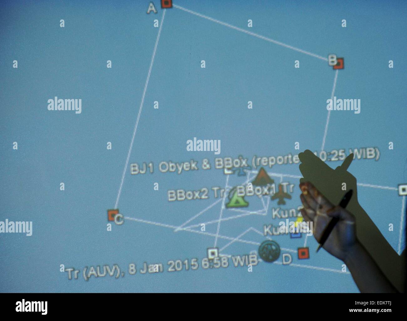 Jakarta. 11. Januar 2015. Ein Mitglied der indonesischen Forschung und Anwendung Technologieagentur Punkte an den Koordinaten wo Signale von AirAsia QZ8501 Blackbox Flug gefunden in Jakarta, Indonesien. 11. Januar 2015. Drei indonesischen Schiffen erkannt Signale möglicherweise von abgestürzten AirAsia Flug, den QZ8501 wieder in der Nähe von einem Gebiet, wo ein Objekt geglaubt, um den Rumpf des Flugzeugs, befand, eine indonesische Beamte sagte am Sonntag. Agung Kuncahya © B./Xinhua/Alamy Live-Nachrichten Stockfoto