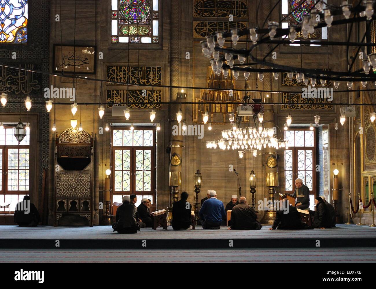 Männer, Koran lesen und beten, Yeni Cami (neue Moschee), Eminonu, Istanbul, Türkei. Stockfoto
