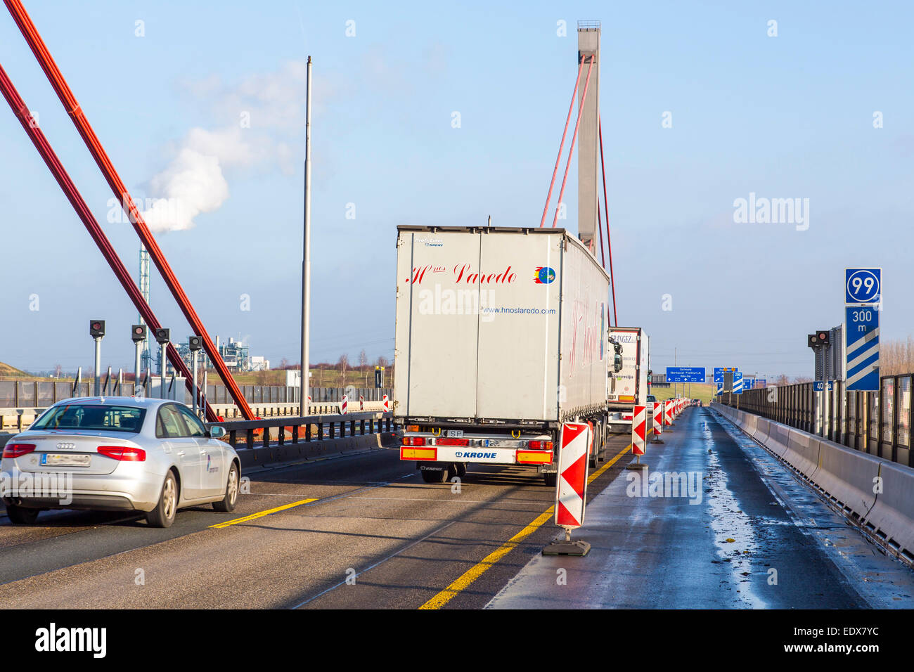 Autobahn A1-Brücke über den Fluss, die Rheinbrücke durch umfangreiche Schäden an der Struktur für Fahrzeuge über 3,5 Tonnen geschlossen ist Stockfoto